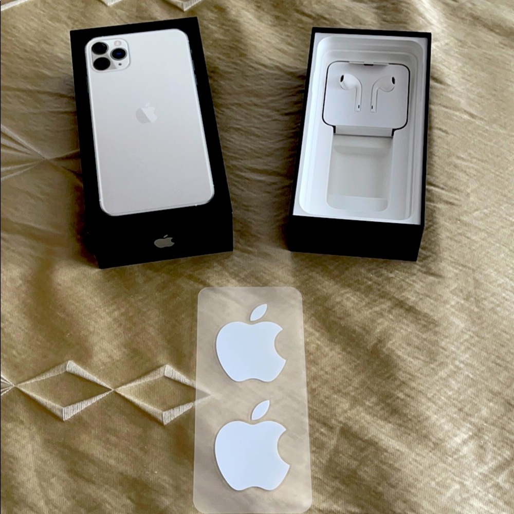 iPhone Ear pods with lightning connector and box